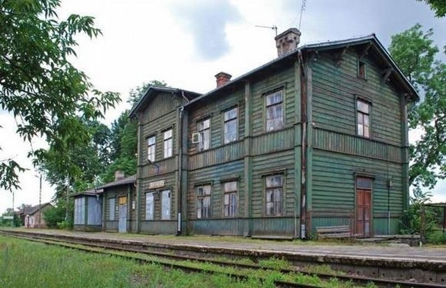 Zabytkowy budynek dworca kolejowego w Kleszczelach