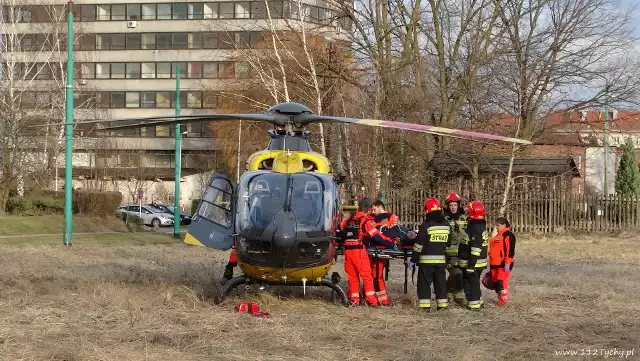 Mężczyzna wpadł pod pociąg i przeżył. Z urazami nóg helikopter zabrał go do szpitala