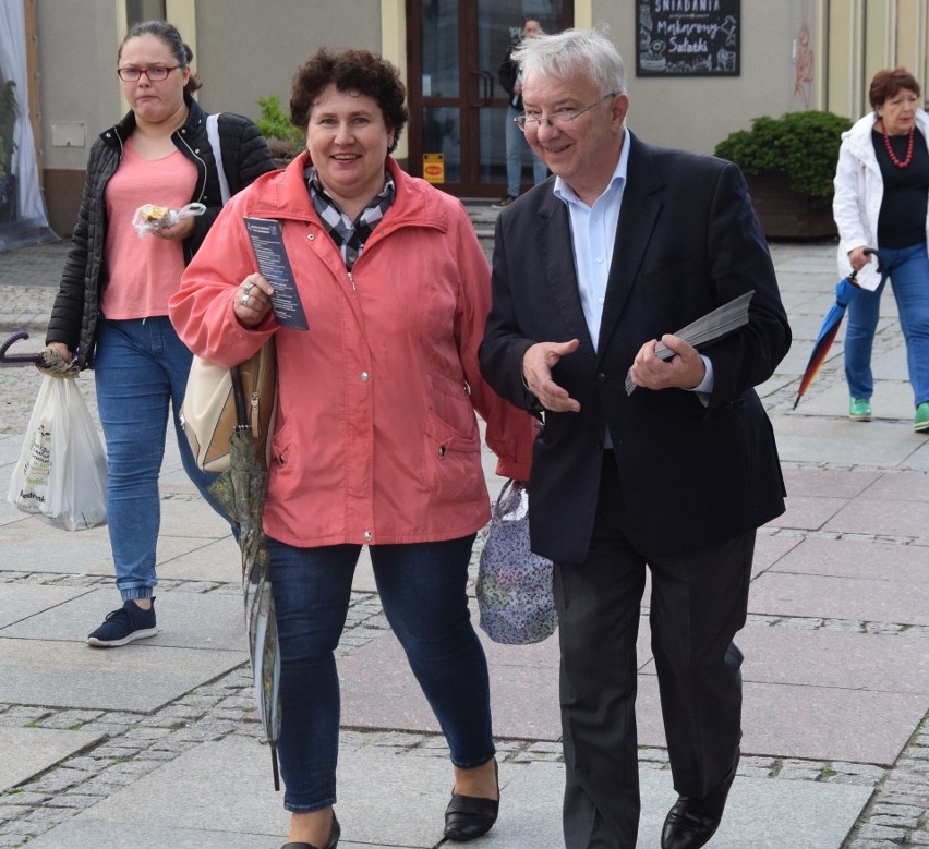 Działacze Prawa i Sprawiedliwości rozdawali w Kielcach ulotki wyborcze: "Pobijemy rekord Polski" (WIDEO)