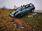 Dachowanie w Mikułowicach. Kierowca stracił panowanie nad autem