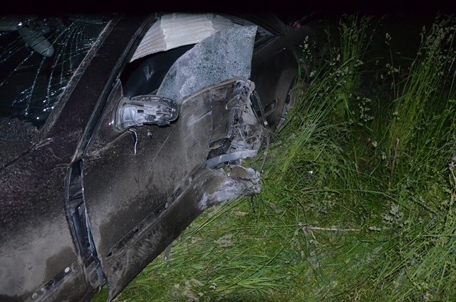 Wypadek w Wyszkowie, 5.06.2021. Mercedes wpadł w poślizg i uderzył w słup energetyczny. Zdjęcia