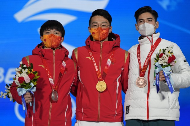 Medaliści na 1000 m w short tracku: Li Wenlong (Chiny), Ren Ziwei (Chiny) i Liu Shaoang (Węgry)