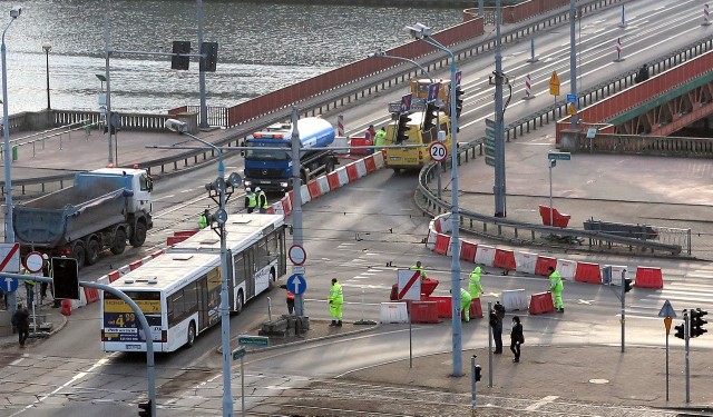 W sobotę nie było znacznych utrudnień związanych z nowa organizacją ruchu zarówno na skrzyżowaniach w okolicach ul. Wyszyńskiego jak i przy dworcu.