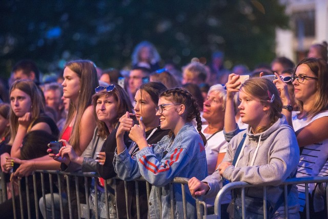 Tak bawiła się publiczność na koncercie Grzegorza Hyżego. Zobacz zdjęcia.Gwiazdą tegorocznej imprezy plenerowej „Pożegnanie lata w Słupsku” był Grzegorz Hyży. Finalista programu X Factor i juror The Voice of Poland. Wystąpił dziś (30 sierpnia) razem z zespołem na placu Zwycięstwa w Słupsku.