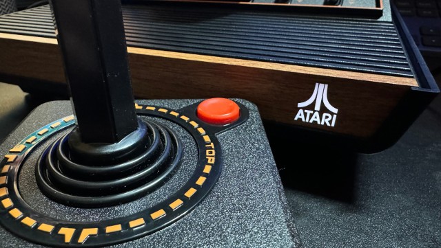 Zobacz, czy warto zainwestować w nową konsolkę od Atari.