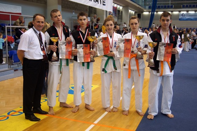 Ekipa białostockiego Oyama Karate i jej trofea wywalczone w Tychach.