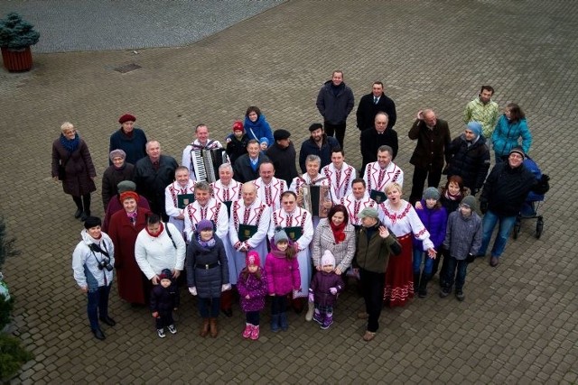 Pomimo niesprzyjającej pogody bielszczanie przyszli przed Ratusz na wspólne zdjęcie. Stawił się też zespół Kuranty, który, podobnie jak "Kurier Bielski&#8221;, świętuje 10. urodziny. 23 listopada o godzinie 16 w Bielskim Domu Kultury odbędzie się uroczysty koncert zespołu. Gratulujemy. Wszystkim, którzy odpowiedzieli na nasze zaproszenie serdecznie dziękujemy.