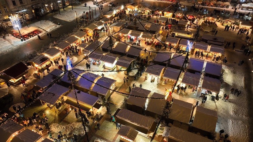 Jarmark Bożonarodzeniowy na Rynku cieszy się ogromnym powodzeniem wśród krakowian i turystów ZDJĘCIA