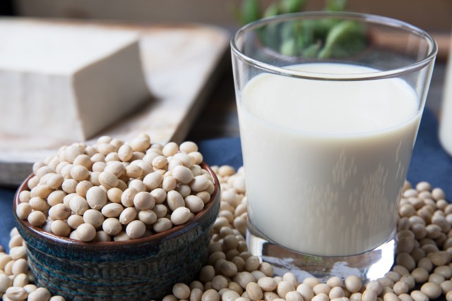 Mleko sojowe to alternatywa dla tradycyjnych mlek. Wybierają je nie tylko osoby z nietolerancją laktozy, ale też te, które prowadzą zdrowy tryb życia