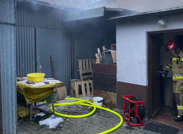 W gaszeniu pożaru przy Tadeusza Kościuszki w Toruniu brali udział strażacy z czterech zastępów