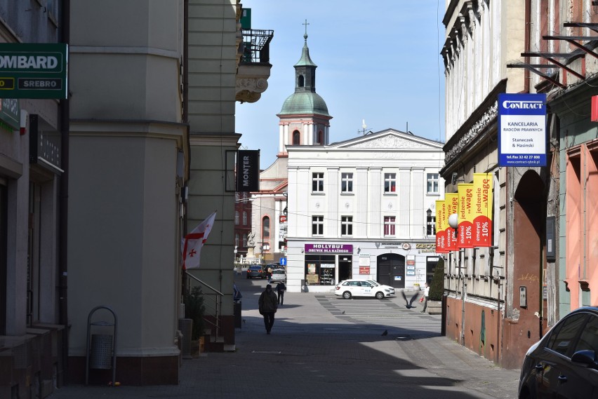 Rybniczanie w maseczkach! Na rynku w Rybniku każdy zasłania...