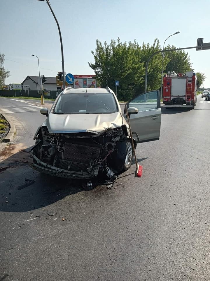 Zderzenie samochodu osobowego i ciężarowego na DK 10 w gm. Obrowo. Jedna osoba trafiła do szpitala