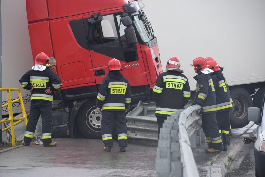 Strażacy długo zastanawiali się jak usunąć ciężarówkę z...