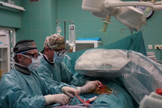 Lekarze z Kliniki Chirurgii Naczyniowej i Angiologii SPSK1 (dr hab. n.med. Marek Iłżecki oraz lek.med. Adam Skwarzyński) podczas operacji wewnątrznaczyniowego zaopatrzenia okołonerkowego tętniaka aorty brzusznej metodą fEVAR.