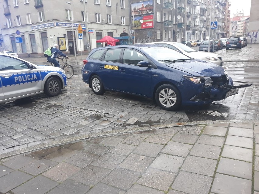 Wypadek dwóch samochodów na Nowowiejskiej (ZDJĘCIA)