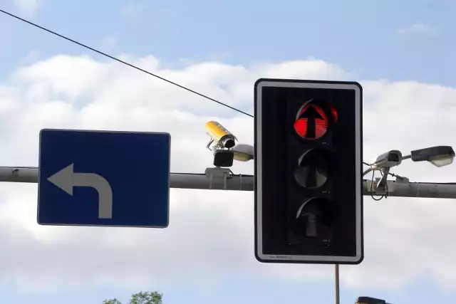 Czerwone światło na sygnalizatorze oznacza bezwzględny zakaz wjazdu. swiatlo, foto radar,