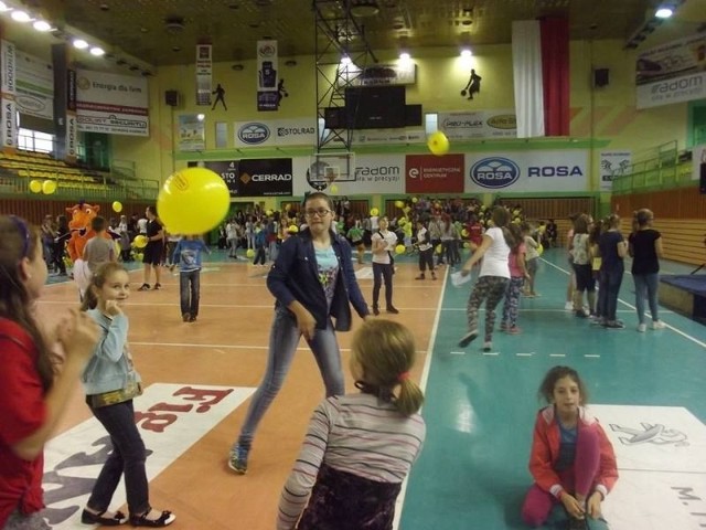 Na imprezę do hali Miejskiego Ośrodka Sportu i Rekreacji   przybyło pół tysiąca wolontariuszy Szkolnych Kół Caritas.