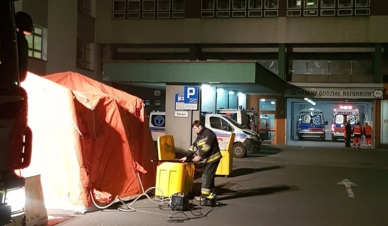 Namioty przed szpitalem w Rybniku jako izolatki dla osób z...