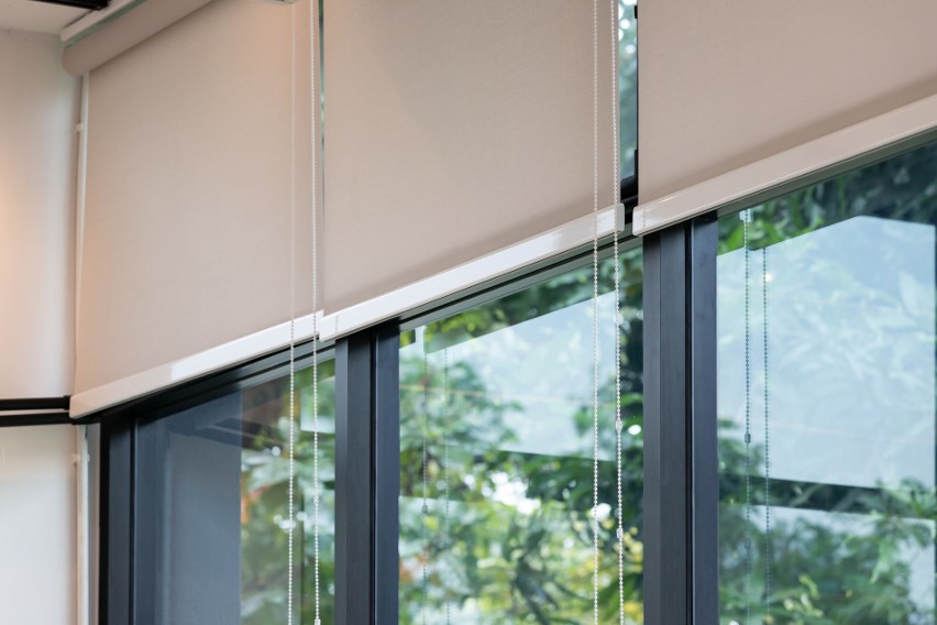 Przesłony okienne dla osób pracujących zdalnie: Jak stworzyć ergonomiczne miejsce pracy