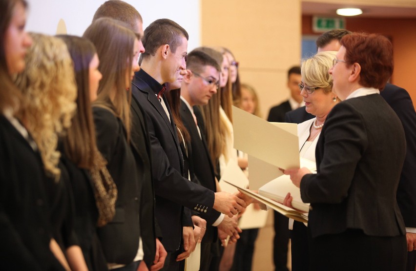 Najzdolniejsi uczniowie z Łódzkiego odebrali dyplomy stypendystów premiera [ZDJĘCIA]