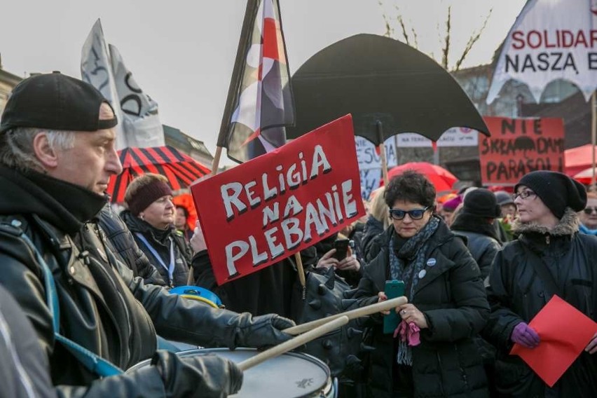 "Chcemy szacunku". Kobiety protestowały na ulicach Krakowa [ZDJĘCIA, WIDEO]