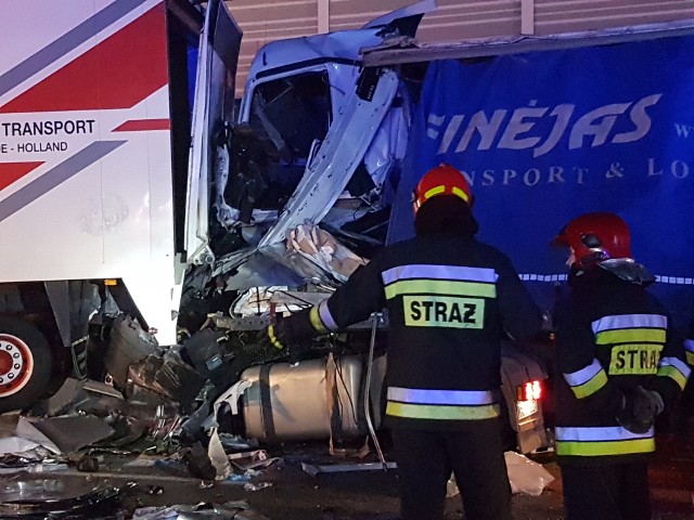 Śmiertelny wypadek na S8 w Złoczewie. Zginał kierowca litewskiego tira