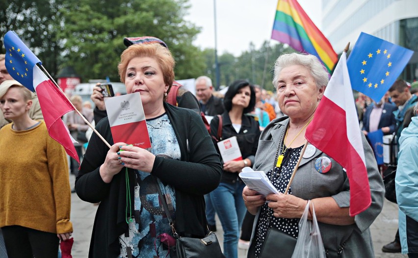 Kraków. Mieszkańcy protestowali przeciwko reformie sądownictwa [ZDJĘCIA]