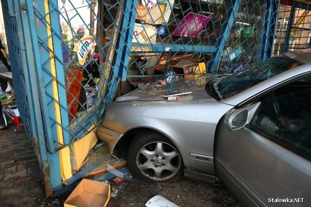 W Stalowej Woli 19-latek kierujący mercedesem stracił panowanie nad pojazdem, zjechał z jezdni i uderzył w kiosk.