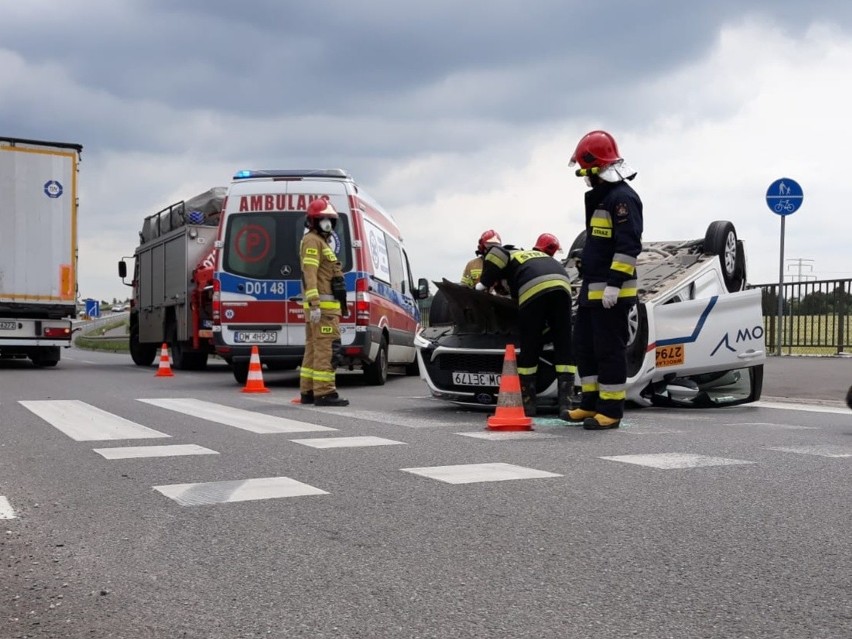 Wypadek taksówki na obrzeżach Wrocławia (ZDJĘCIA)