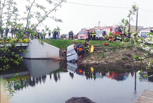 Na zakręcie w Węgorzewie samochód, którym jechał 26-latek, wypadł z drogi i wjechał do kanału.