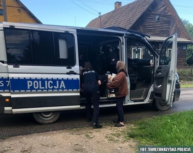 Policjanci z Kielc pomogli kobiecie, która znalazła się w trudnej sytuacji życiowej