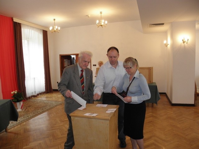 Wśród głosujących w pałacu Anny Wazówny w Brodnicy: Beata i Stanisław Górscy