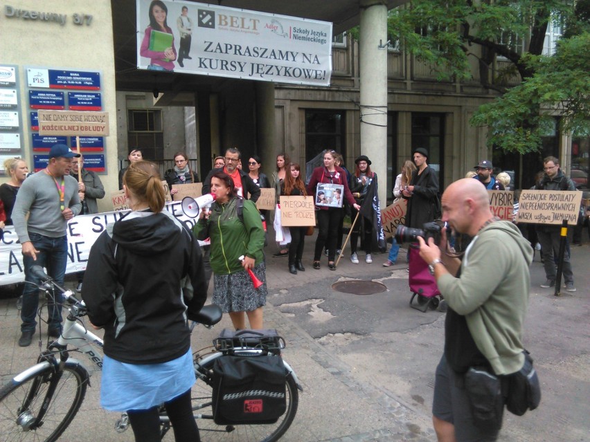 Demonstracja przed Biurem Poselskim PiS w Gdańsku....