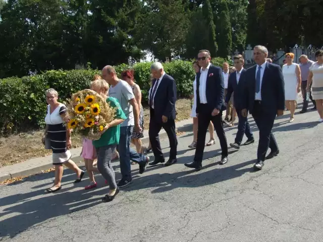 Dożynki gminne w Papowie Biskupim - tam świętowali rolnicy z gminy i nie tylko w miniony weekend. Starostami papowskich dożynek byli Renata Wiśniewska i Andrzej  Kosicki. Muzyczną gwiazdą wieczoru był Milano i Focus. Papowian do łez bawił również Robert Korólczyk Kabaretu Młodych Panów. Uroczystości zaczęły się od mszy św., potem były przemarsze kolorowych korowodów i blok imprez artystycznych. Nie brakowało nagród dla zasłużonych rolników, twórców najpiękniejszych wieńców czy posiadaczy pięknych zagród, a dla wszystkich - swojskiego jadła. Weekend upłynął na dobrej zabawie i przy sprzyjającej aurze.