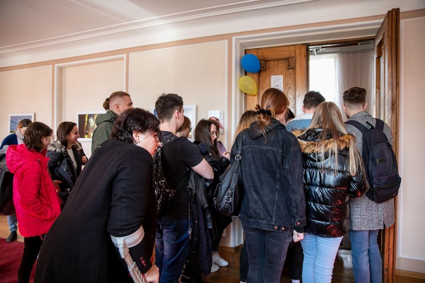 Białystok. Służba Kontrwywiadu Wojskowego na UwB. Kontrwywiadowcy poszukiwani, czyli służby frontem do studenta