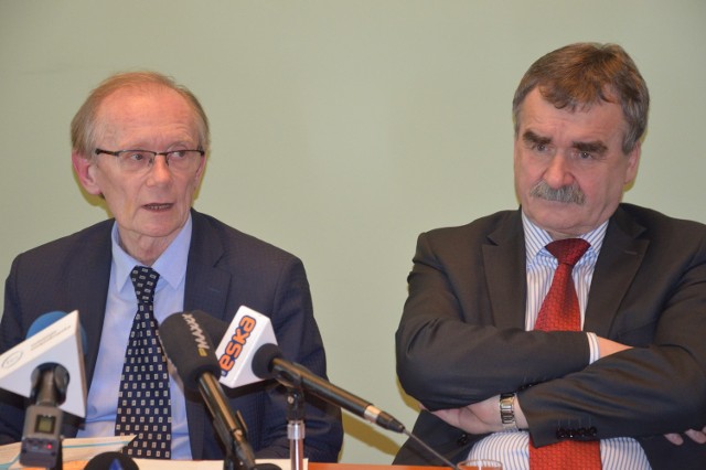 Marek Scelina, dyrektor Miejskiego Ośrodka Pomocy Rodzinie w Kielcach (z lewej) i prezydent Wojciech Lubawski podczas wtorkowej konferencji prasowej w Urzędzie Miasta.