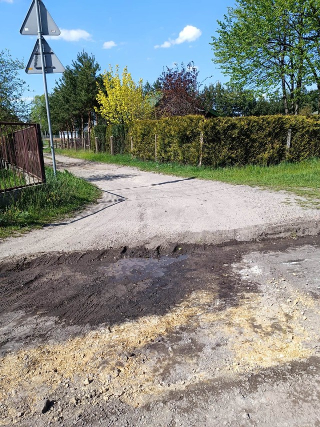 Rozpoczął się remont dziurawej ulicy Skowronkowej w Dąbrowie GórniczejZobacz kolejne zdjęcia/plansze. Przesuwaj zdjęcia w prawo naciśnij strzałkę lub przycisk NASTĘPNE