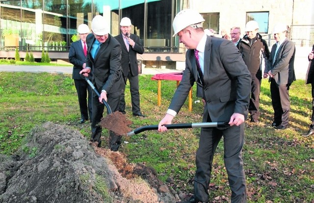 Wczoraj COS przekazał plac budowy wykonawcy nowej hali. Przy okazji dokonano symbolicznego wbicia pierwszej łopaty