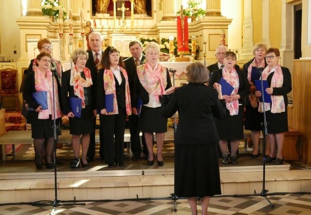 Każdy Festiwal otwierają występy dwóch chórów z Kozienic takich jak Fa-Mi-Re imienia Józefa Furmanika.