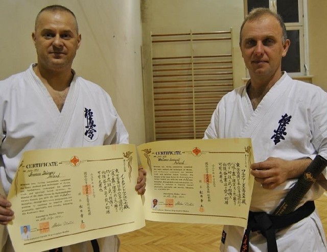 Prezes NKKK W. Leśniewski (z prawej) i trener I. Dąbrowicz wciąż się doskonalą. Oto ich najnowsza zdobycz &#8211; certyfikat z samej Japonii, potwierdzający ich wysokie osiągnięcia i ogromne umiejętności.
