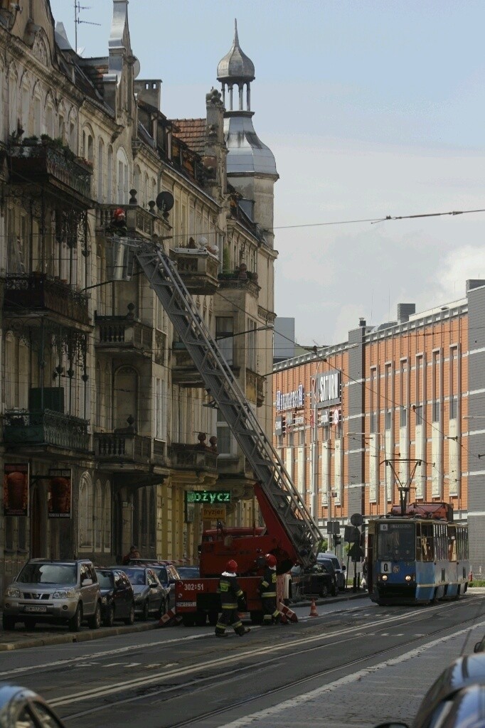 Wrocław: Strażacy przy Piastowskiej, bo rzeźba miała zlecieć z budynku (ZDJĘCIA)