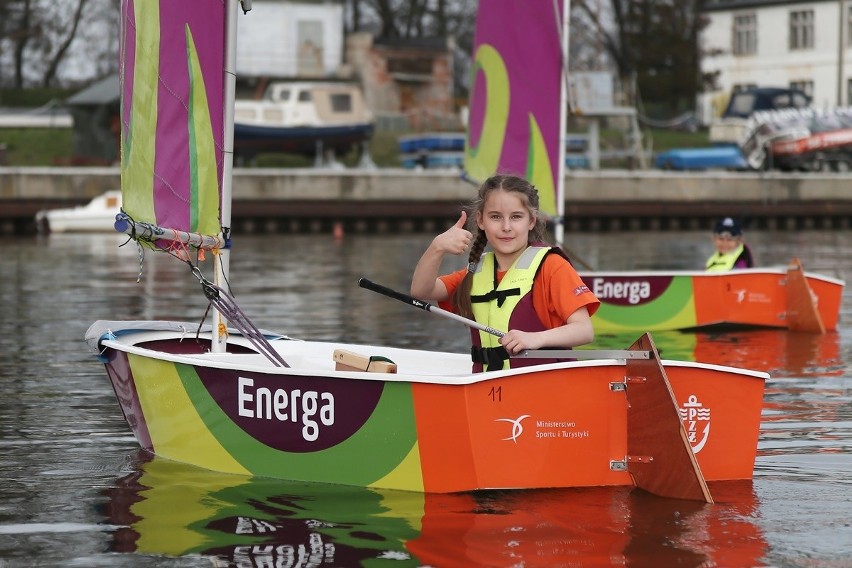 Podczas Energa Sailing dzieci uczą się, jak sterować łódką i...