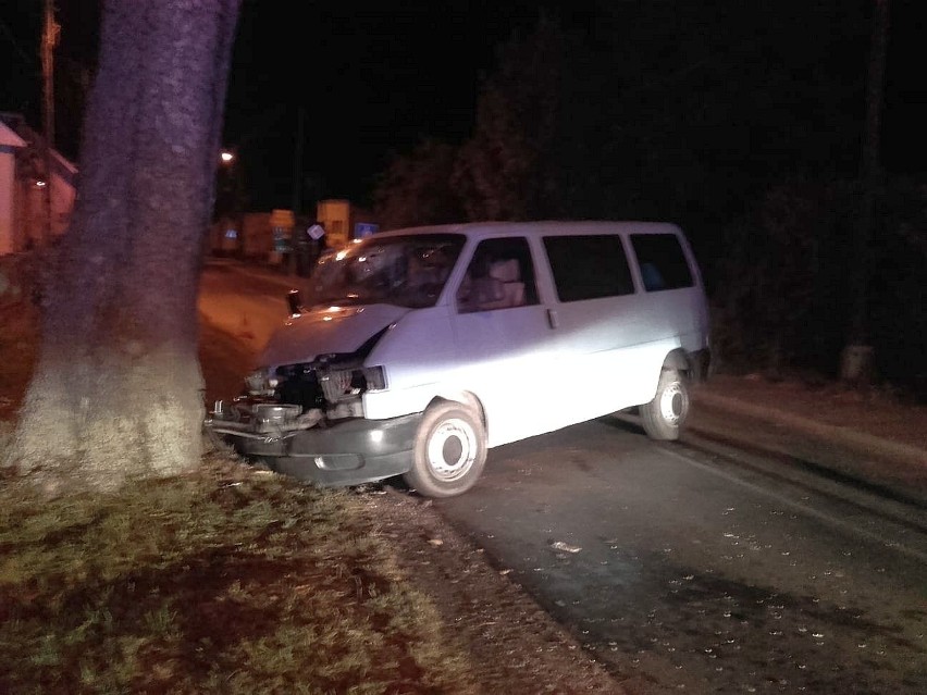 Pijani Ukraińcy w volkswagenie zakończyli podróż na drzewie.