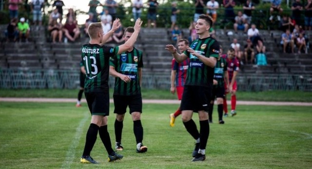 Dużo działo się w czwartoligowym meczu Staru Starachowice ze Spartakusem Daleszyce. Gospodarze wygrali 3:1, na meczu było prawie 700 kibiców, a rolę spikera pełnił prezes klubu Emil Krzemiński. I w tej roli również spisał się znakomicie. Star Starachowice - Spartakus Daleszyce 3:1 (1:1)Bramki: Mariusz Fabjański 31, Jakub Kania 62, Patryk Mańturz 83 - Mariusz Maciejski 39.Star: Marzec - Ostrowski (85. Guz), Gębura, Nowocień, Kosztowniak - Kania, Stachura (85. Kalisz), Fabjański (82. Sarwicki), Szydłowski, Sito (60. Mańturz) - Sot (75. Anduła).Spartakus: Kraiński - Pietrzyk, Stefański, Cielibała, Kawiński - Wychowaniec (65. Kraj), Wołowiec, Skrzypek (75. Majewski), Raczyński, Rosół (65. Soczomski) - Maciejski.-Byliśmy zespołem przeważającym. W pierwszej połowie po naszym błędzie przeciwnik wyrównał, ale z przebiegu całego spotkania i sytuacji, które mieliśmy, należało nam się zwycięstwo. Po stałym fragmencie wyszliśmy na prowadzenie 2:1 i po bardzo dobrej akcji Ostrowskiego i dośrodkowaniu zamykający akcję Mańturz strzałem z powietrza ustalił wynik meczu. Uważam, że wynik 3:1 jest sprawiedliwy - powiedział Arkadiusz Bilski, trener Staru.Był to mecz z podtekstami, ponieważ w Starze zagrało kilku byłych zawodników Spartakusa i pokazali się z dobrej strony. Spotkanie obejrzało prawie 700 kibiców. Star przypomina o zapisach na kolejny mecz Pogoń Staszów – Star Starachowice! Pozostały ostatnie miejsca. Koszt to 20 złotych + bilet. Mając na uwadze bardzo dobrą frekwencję na ostatnim meczu ze Spartakusem, zarząd Staru informuje, że mecz z Czarnymi Połaniec został przełożony z soboty, 7 września, na niedzielę, 8 września. Początek spotkania o godzinie 16.Zachęcamy do obejrzenia ciekawej galerii zdjęć z meczu Staru ze Spartakusem. Autorem zdjęć jest Max Ciszek - Media Contrast.Dorota Kułaga