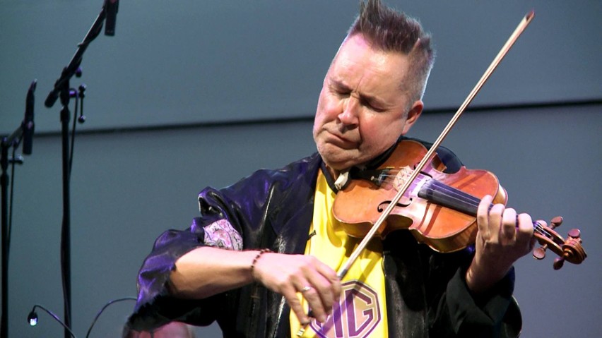 Nigel Kennedy to znany angielski skrzypek, uczeń Yehudi...