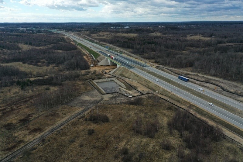 Budowa A1: Po świętach zaczną asfaltować węzeł Blachownia. Jest malowniczy, bo obok powstały nowe zbiorniki wodne