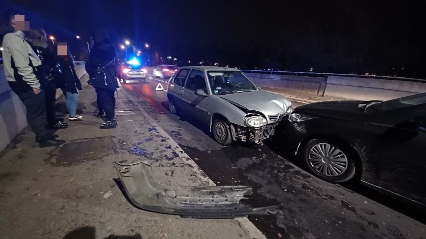 Wypadek we Wrocławiu. Czołowe zderzenie na mostach Chrobrego