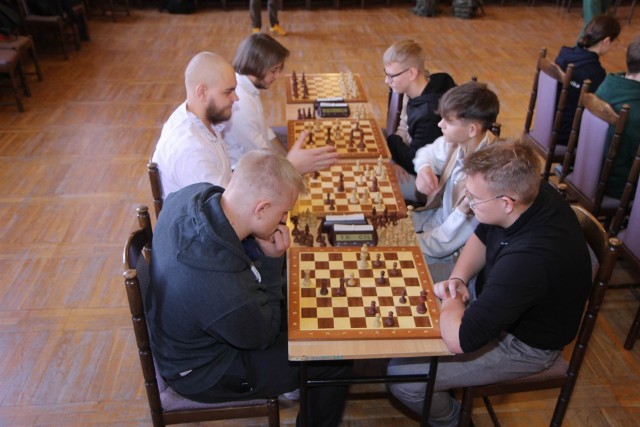 Uczniowie szkół ponadpodstawowych rywalizowali w auli ZSO nr 1 w Chełmnie w turnieju szachowym