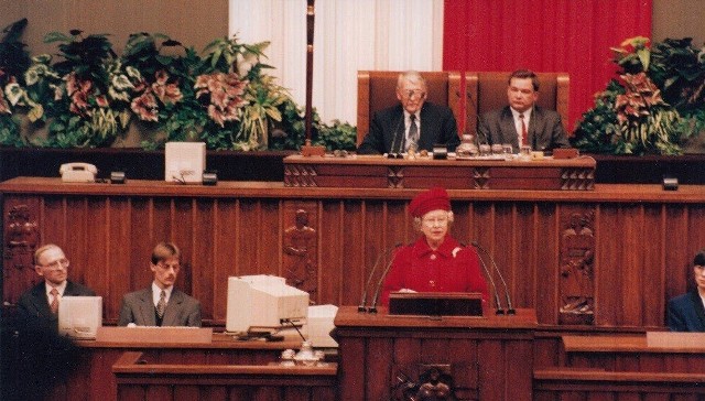 Na uroczystym zgromadzeniu posłów i senatorów przemawiała Królowa Elżbieta II. 26 marca 1996 r.