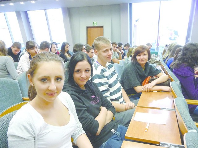 Amanda, Paulina, Mateusz i Kasia z VI LO w Opolu podczas czwartkowego spotkania w WSZiA.
